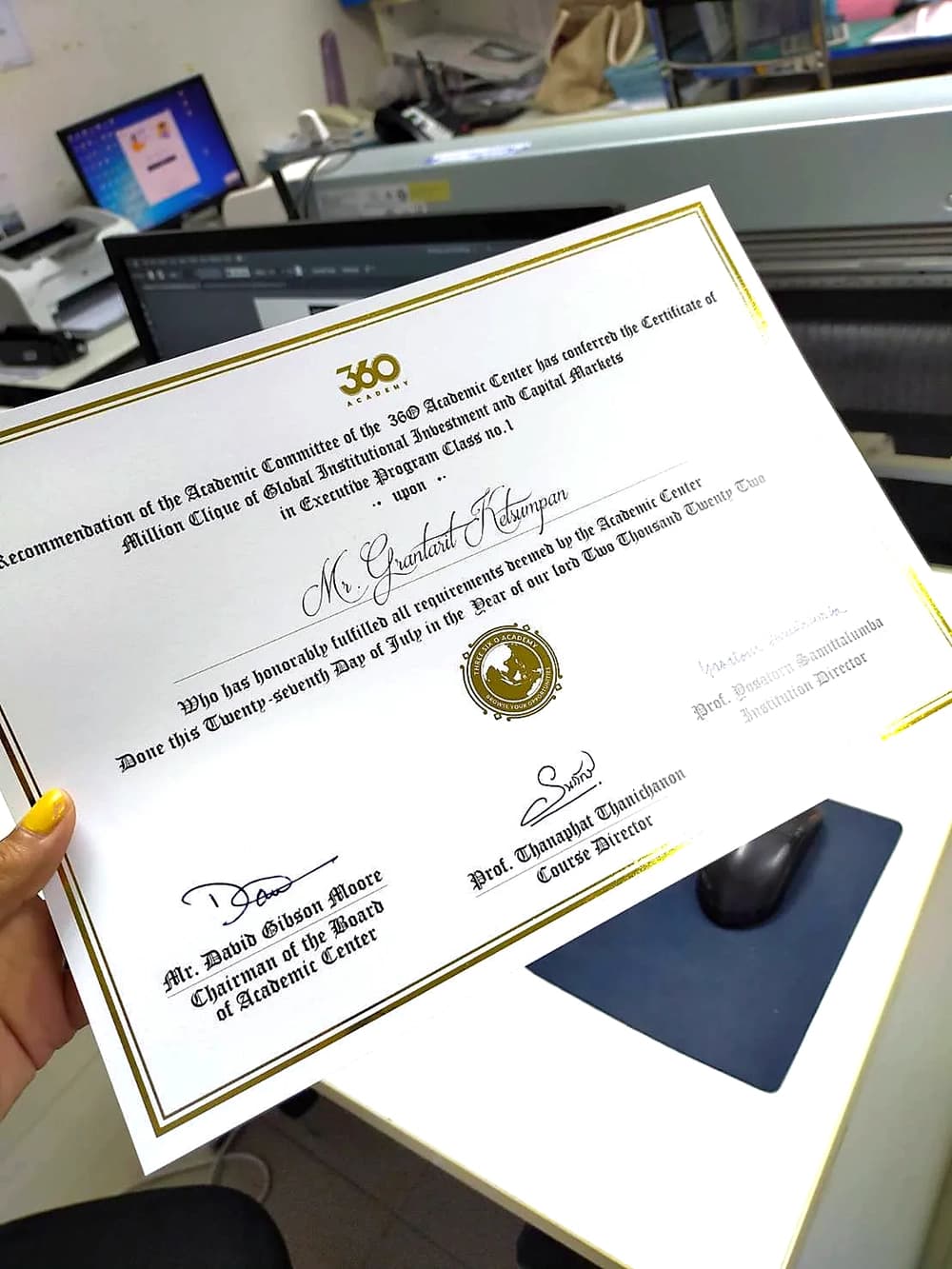 ตัวอย่างงานพิมพ์ใบประกาศนียบัตรหลักสูตรการลงทุน 360 Academy