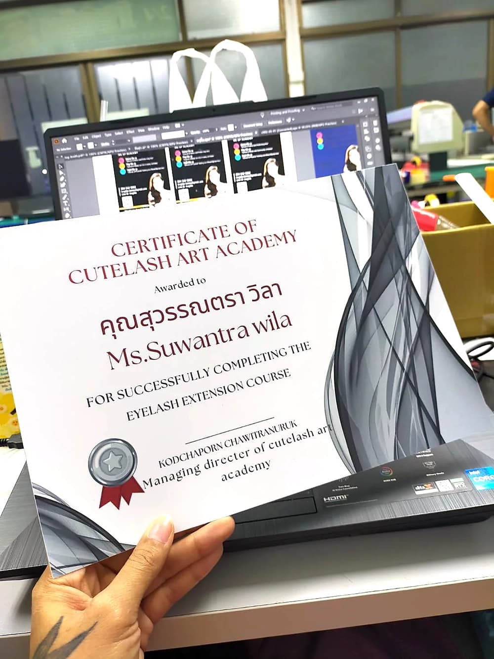 ตัวอย่างงานพิมพ์ใบประกาศนียบัตรหลักสูตรต่อขนตา Cutelash Art Academy