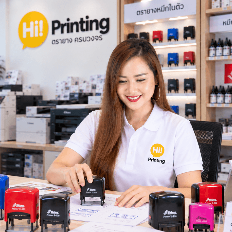 แอดมินเตี้ยมกำลังตรวจงานตรายางภายในร้าน Hi Printing