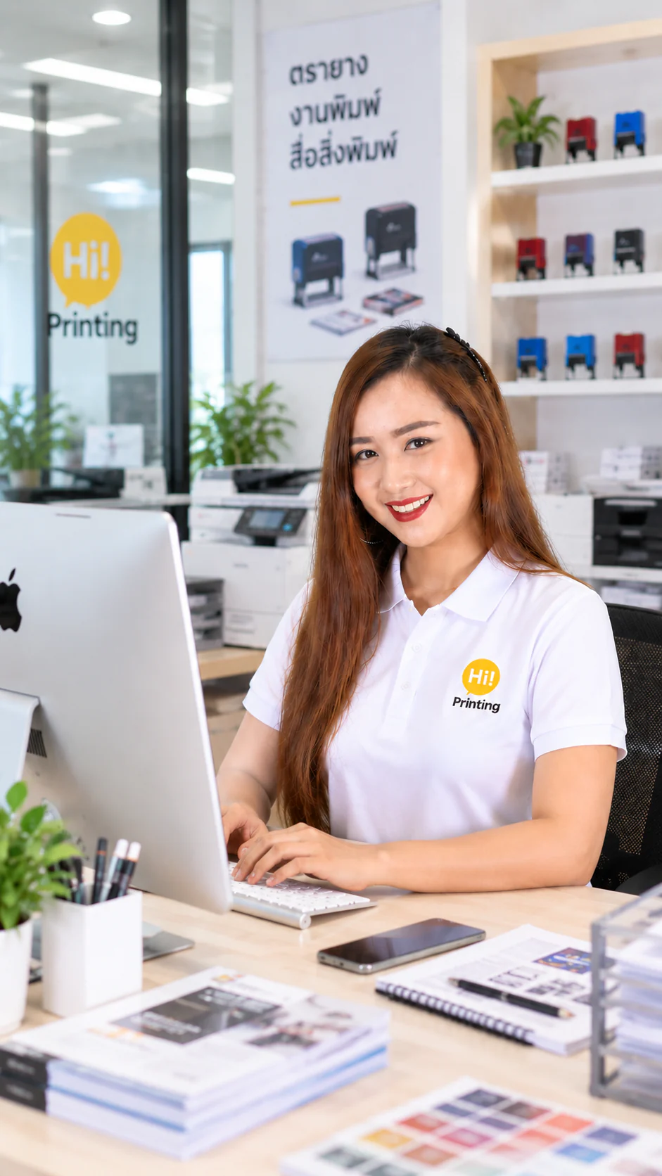 แอดมินเตี้ยม Hi Printing ให้คำแนะนำและช่วยออกแบบนามบัตรที่หน้าร้าน